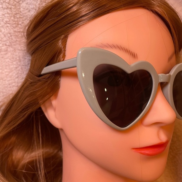 Green Heart-Shaped Oversized Sunglasses - Picture 3 of 3